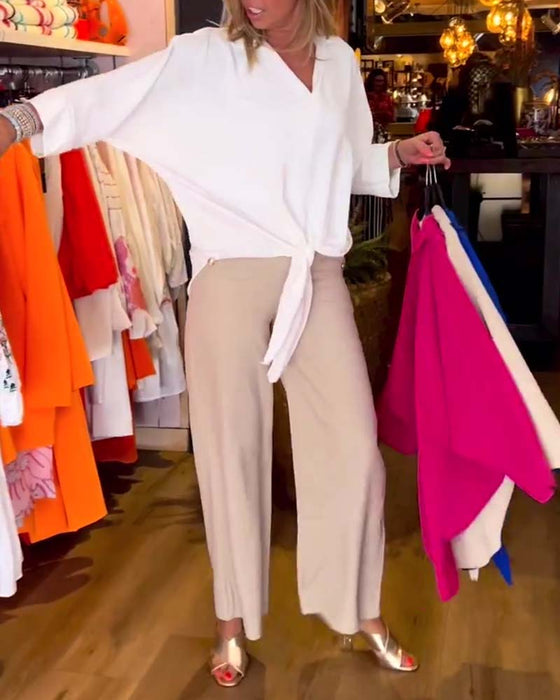 Ensfarvet V-halset bluse med bindestrop