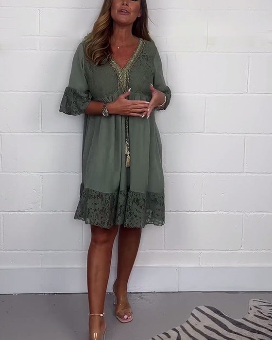 Elegant ensfarvet løs kjole med blonder og V-udskæring