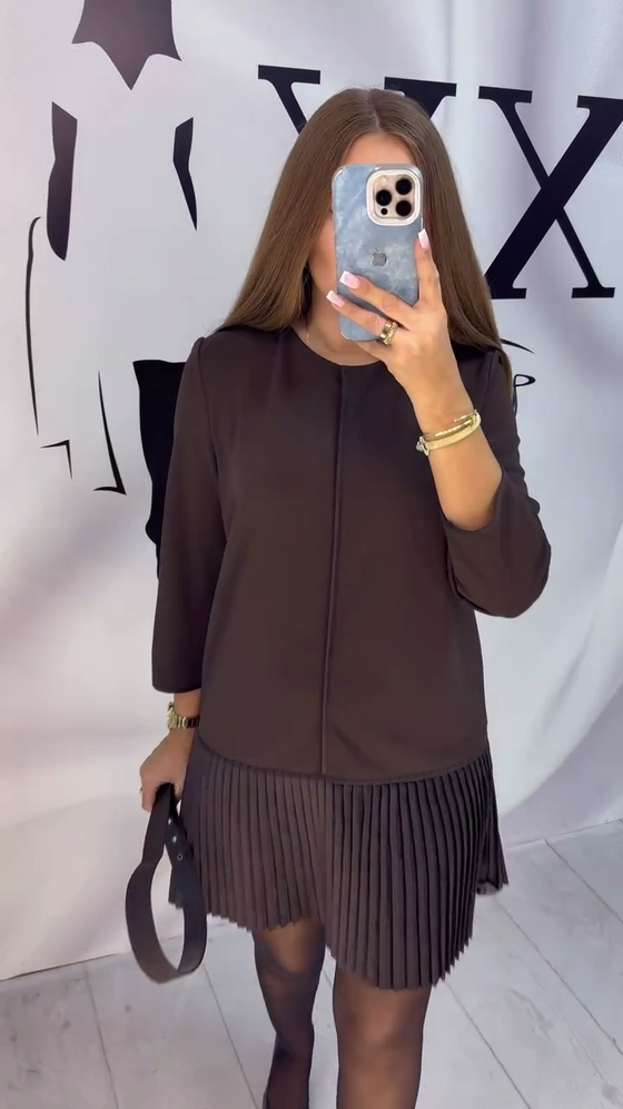 Kjole Med Trekvartærmer Og Harmonikafolder