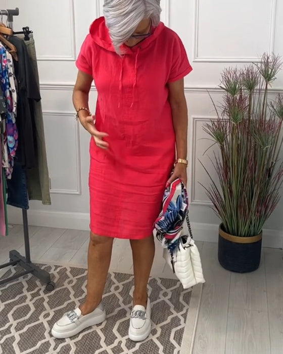 Afslappet kjole med korte ærmer og hætte