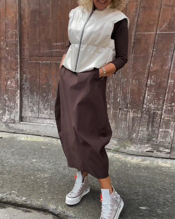 Enkel ensfarvet langærmet kjole med lommer