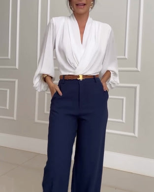 Stilfuld hvid  bluse med lanterneærmer og V-udskæring