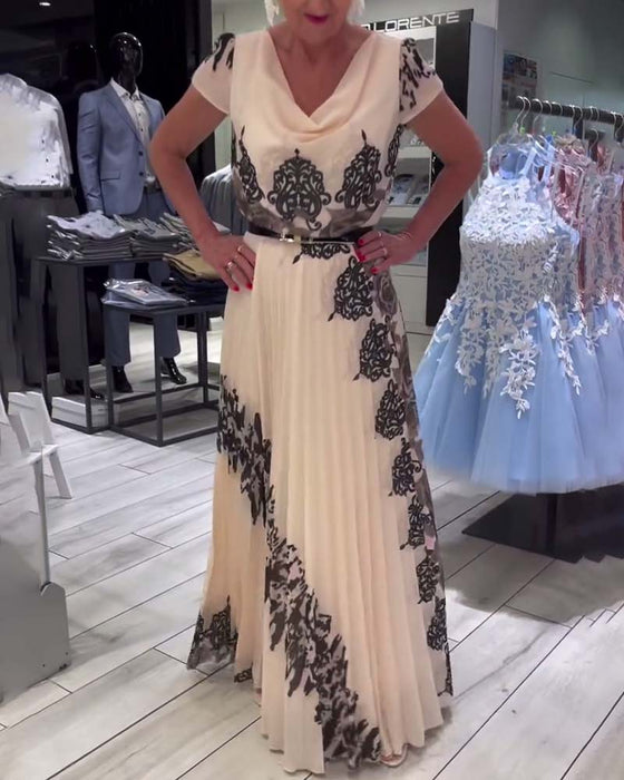 Elegant plisseret kjole med vintageprint