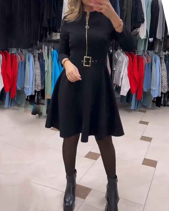 Enkel ensfarvet kjole med lynlås