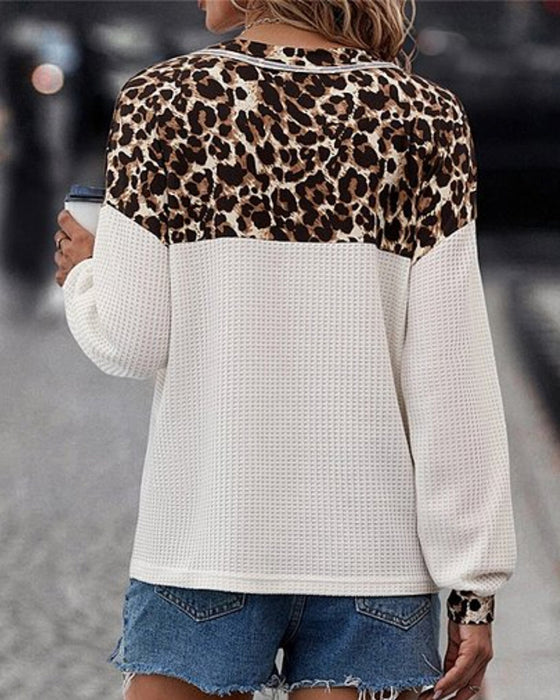 Hvid trøje med delvist leopardprint