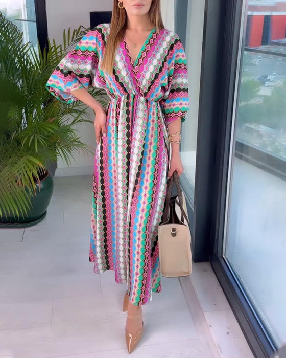 Farverigt mønstret kjole med V-hals og trekvarte ærmer