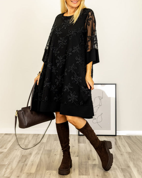 Ensfarvet Broderet Kjole Med Rund Halsudskæring