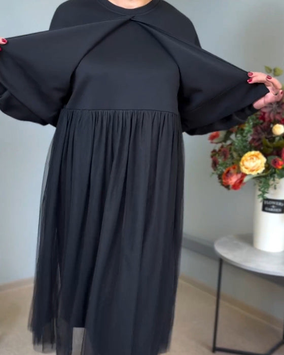 Elegant kjole med gennemsigtigt yderlag