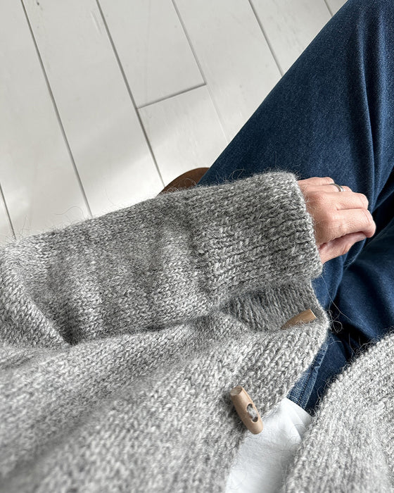Grå strikcardigan med knapper