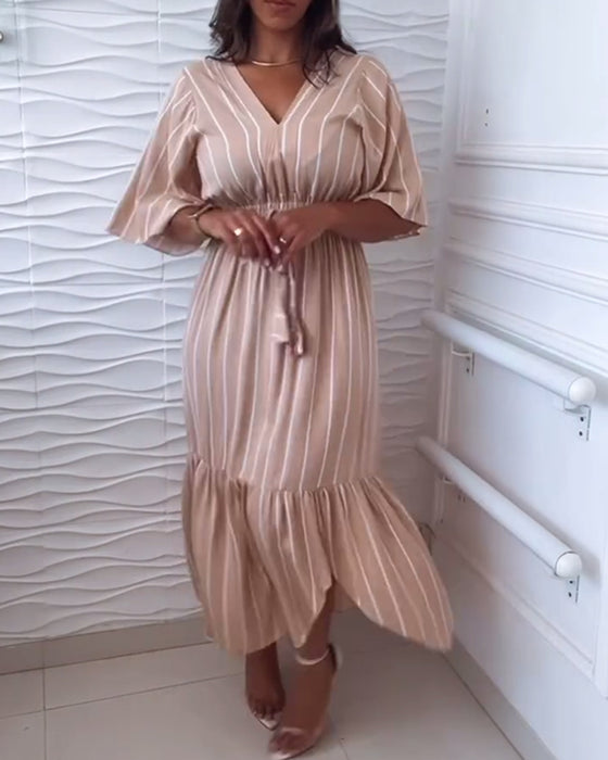 Stribet kjole med taljebinding