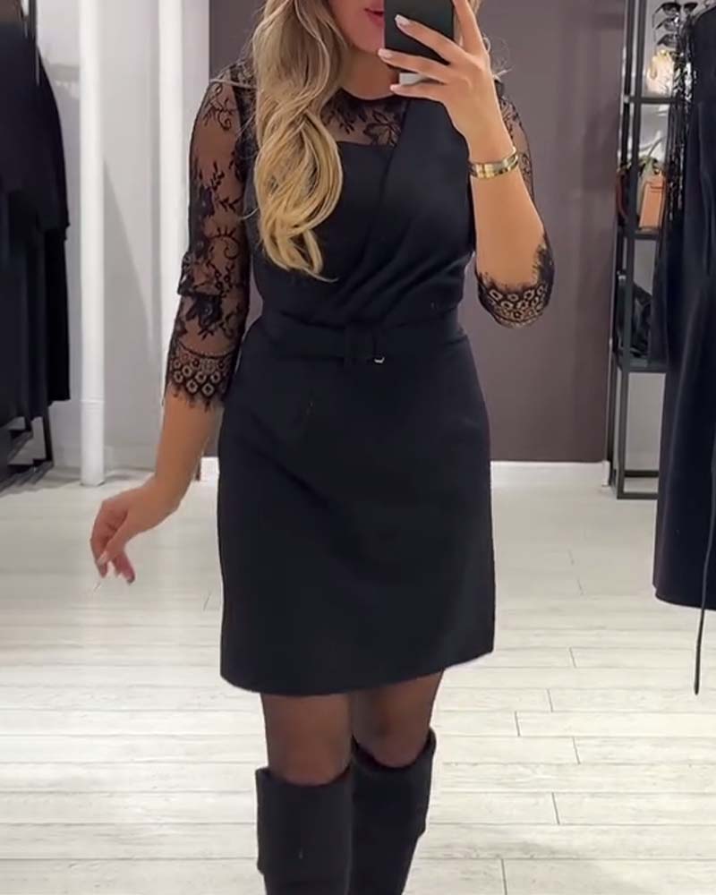 Kjole Med Taljeforlængende Design Og Patchworkdetaljer