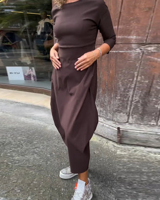 Enkel ensfarvet langærmet kjole med lommer