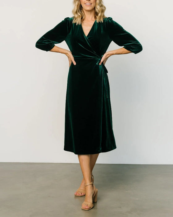 Elegant ensfarvet V-hals-kjole med snøre på trekvart ærmer