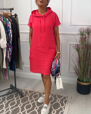 Afslappet kjole med korte ærmer og hætte