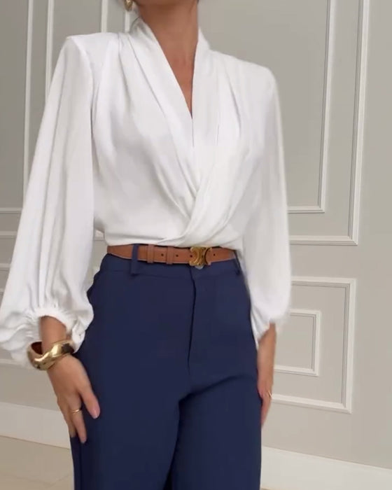 Stilfuld hvid  bluse med lanterneærmer og V-udskæring