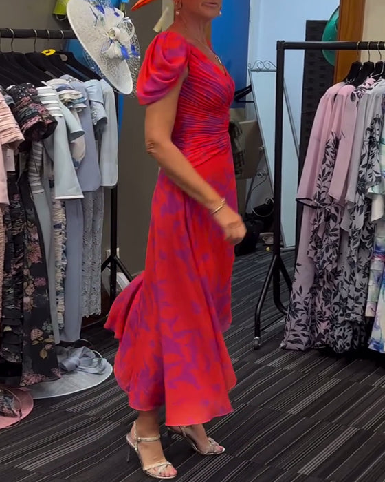 V-halset kjole med print og splitdesign