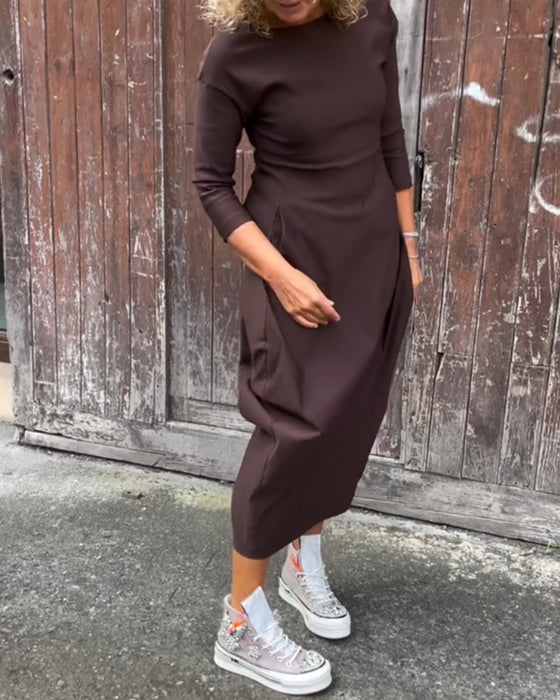 Enkel ensfarvet langærmet kjole med lommer