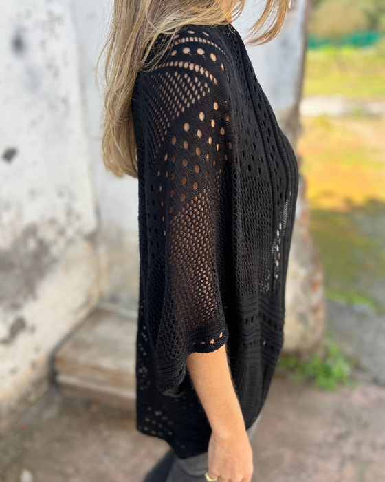 Elegant frakke med hullestrikdesign