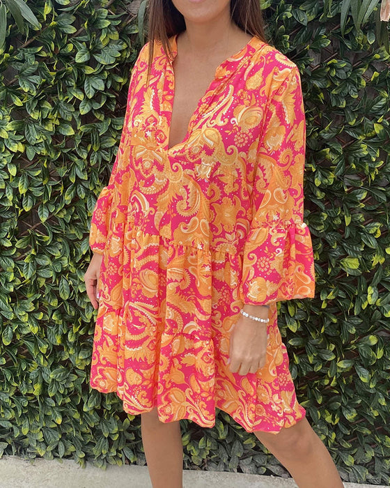 Farverig kjole med V-udskæring