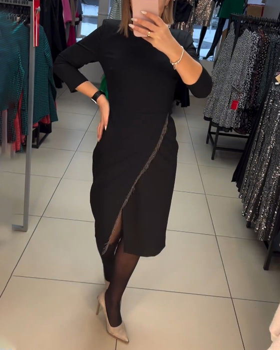 Kjole med skrå slids og rund hals