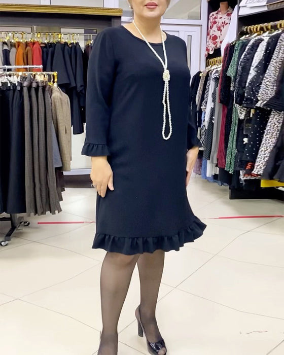 Ensfarvet kjole med flæser