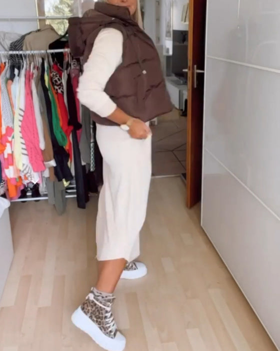 Ensfarvet vest med hætte