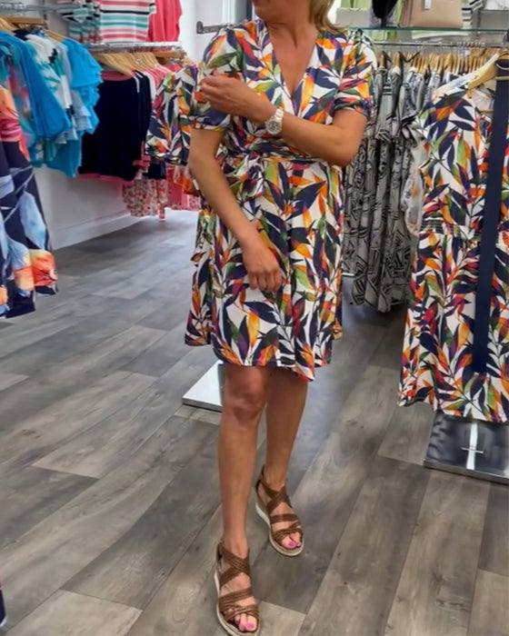 Kortærmet kjole med V-hals og bladprint