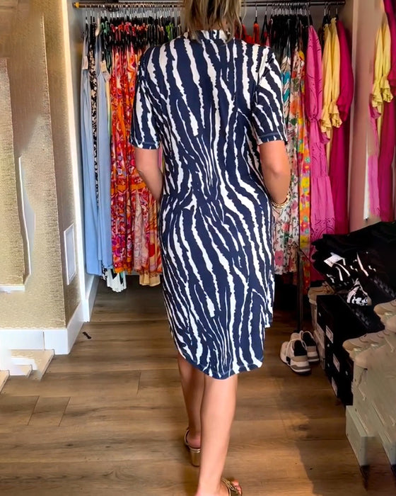 V-hals kjole med zebrastriber