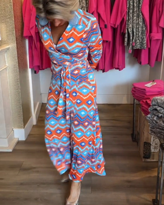 Farverigt mønstret kjole med reverskrave