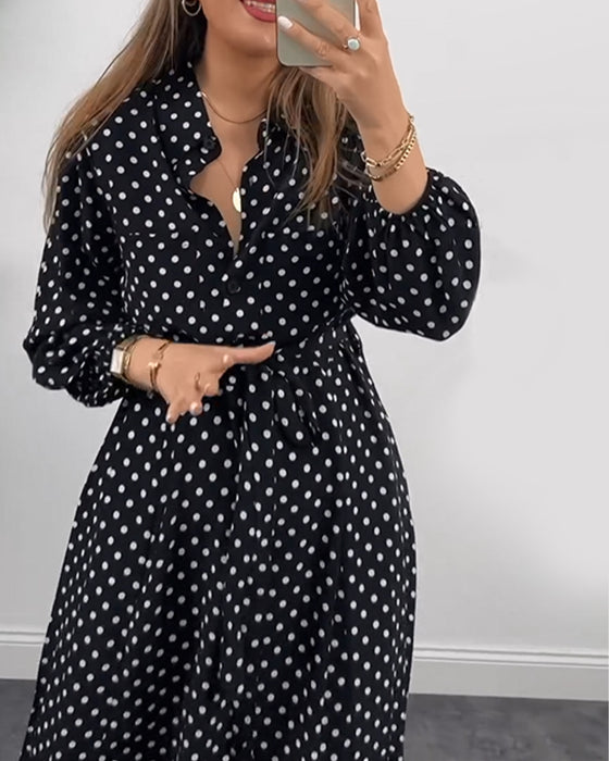 Elegant prikmønstret kjole med skjortekrave