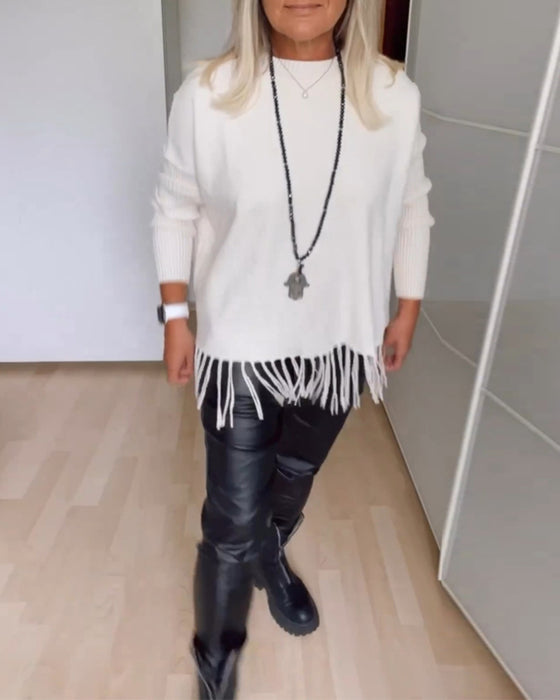 Ensfarvet afslappet sweater med frynser