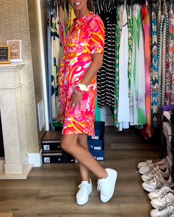 Knælang sommerkjole i farverigt design