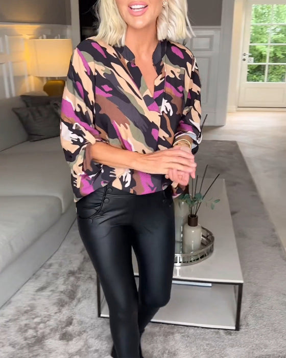 Bluse med V-udskæring og tie-dye mønster