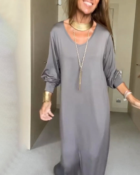 Afslappet ensfarvet kjole med v-hals