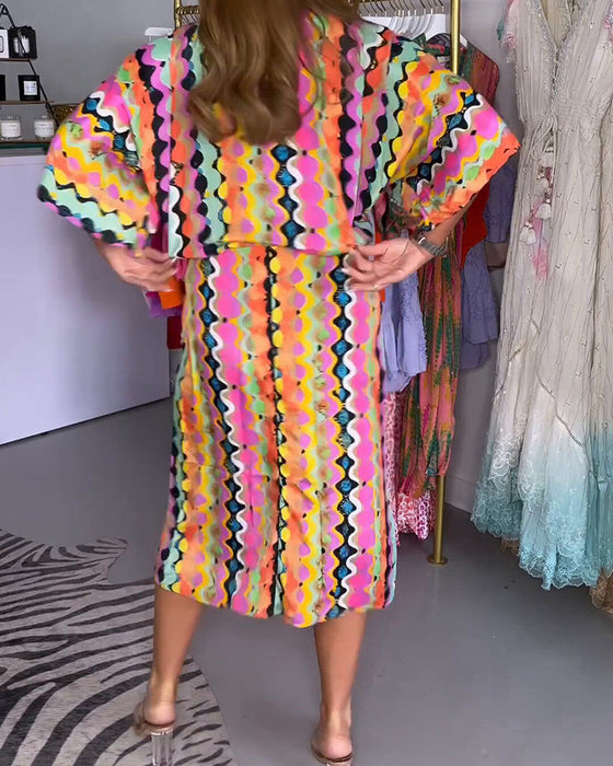 Farverig kjole med V-udskæring og halve ærmer