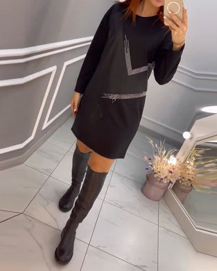 Stilfuld kjole med abstrakt print