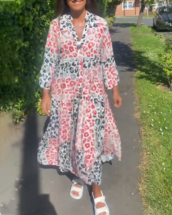 V-halset kjole med flæser og print