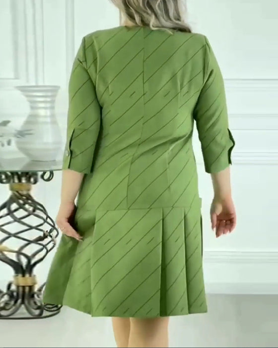 Grøn kjole med plisseret nederdel