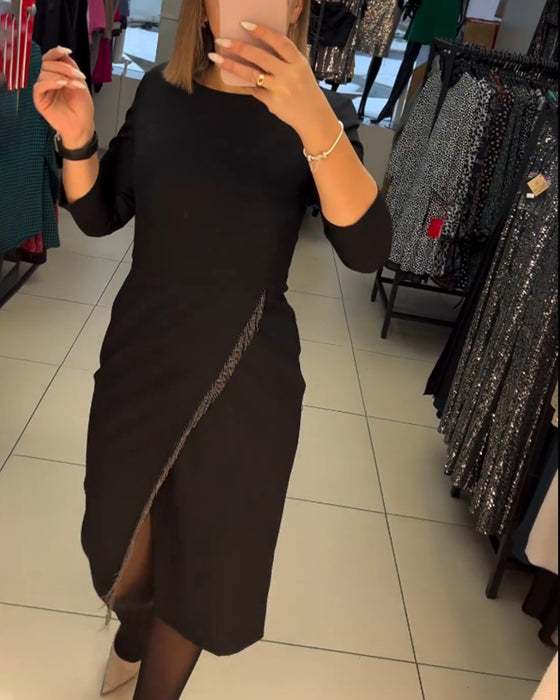 Kjole med skrå slids og rund hals