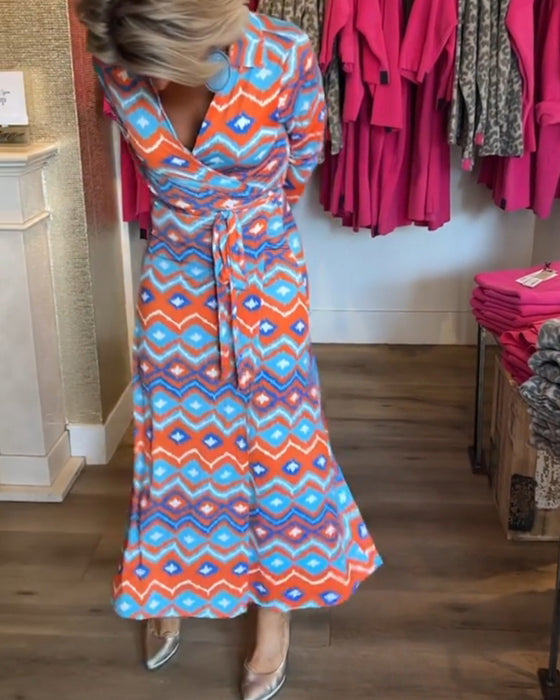 Farverigt mønstret kjole med reverskrave