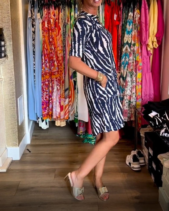 V-hals kjole med zebrastriber