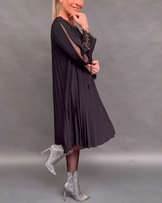 Ensfarvet kjole med plisseret nederdel