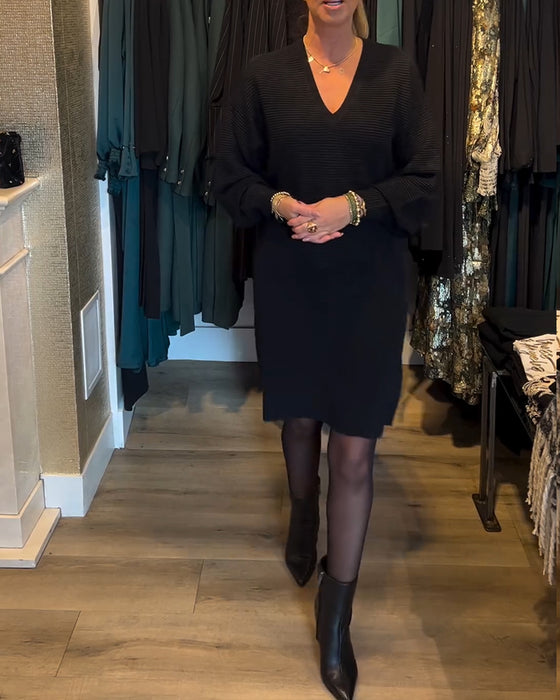 Ensfarvet sweaterkjole med V-halsudskæring