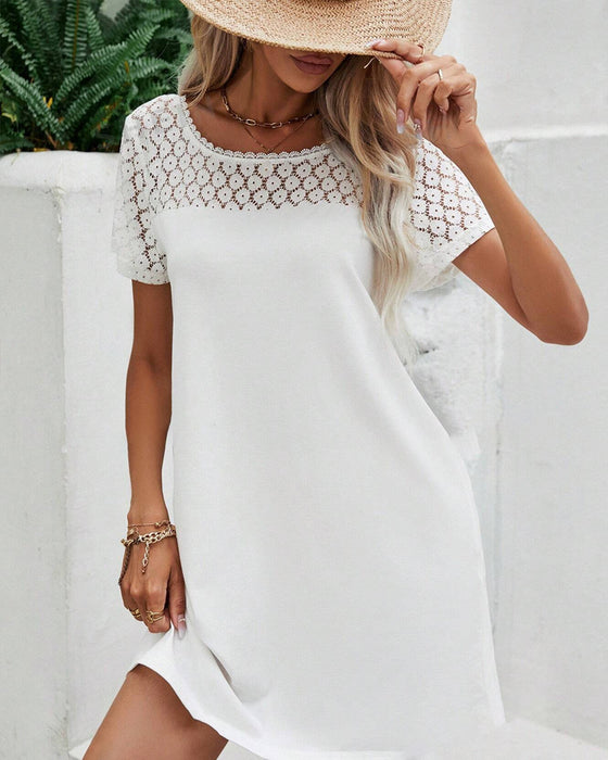 Patchwork-kjole med rund hals og V-formet ryg