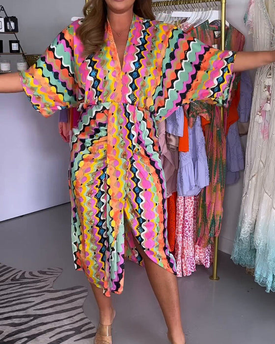 Farverig kjole med V-udskæring og halve ærmer