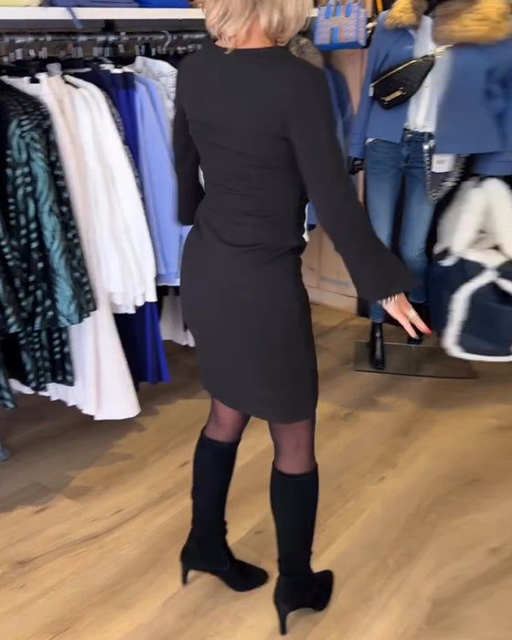 Kjole med V udskæring og vide ærmer