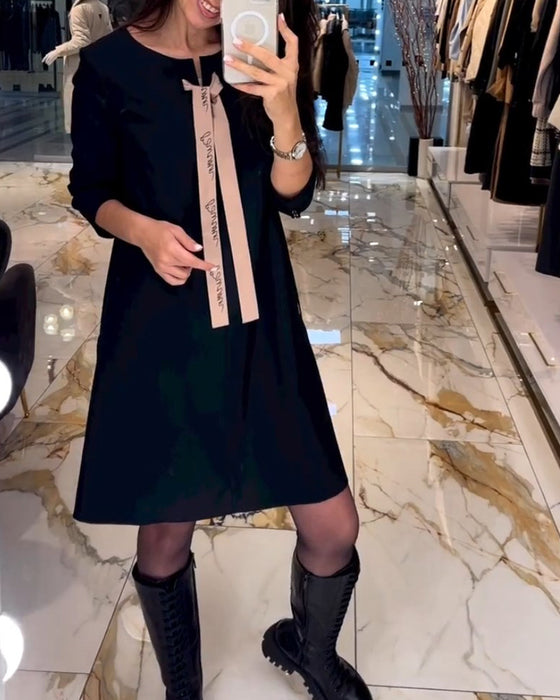 Stilfuld kjole med båndkrave