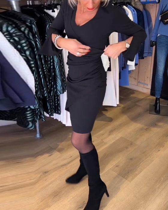 Kjole med V udskæring og vide ærmer