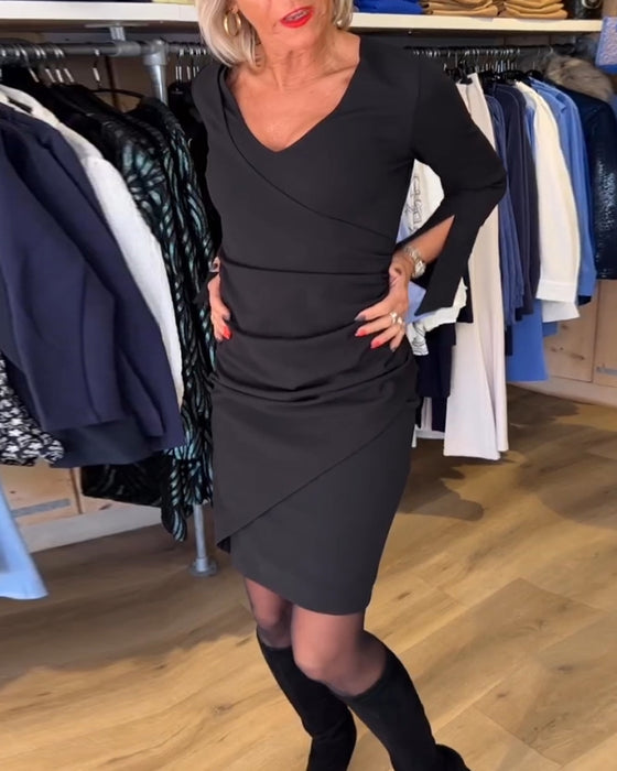 Kjole med V udskæring og vide ærmer