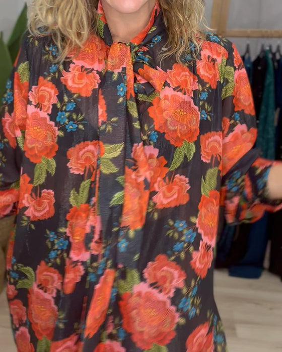 Lang blomsterbluse i løs pasform